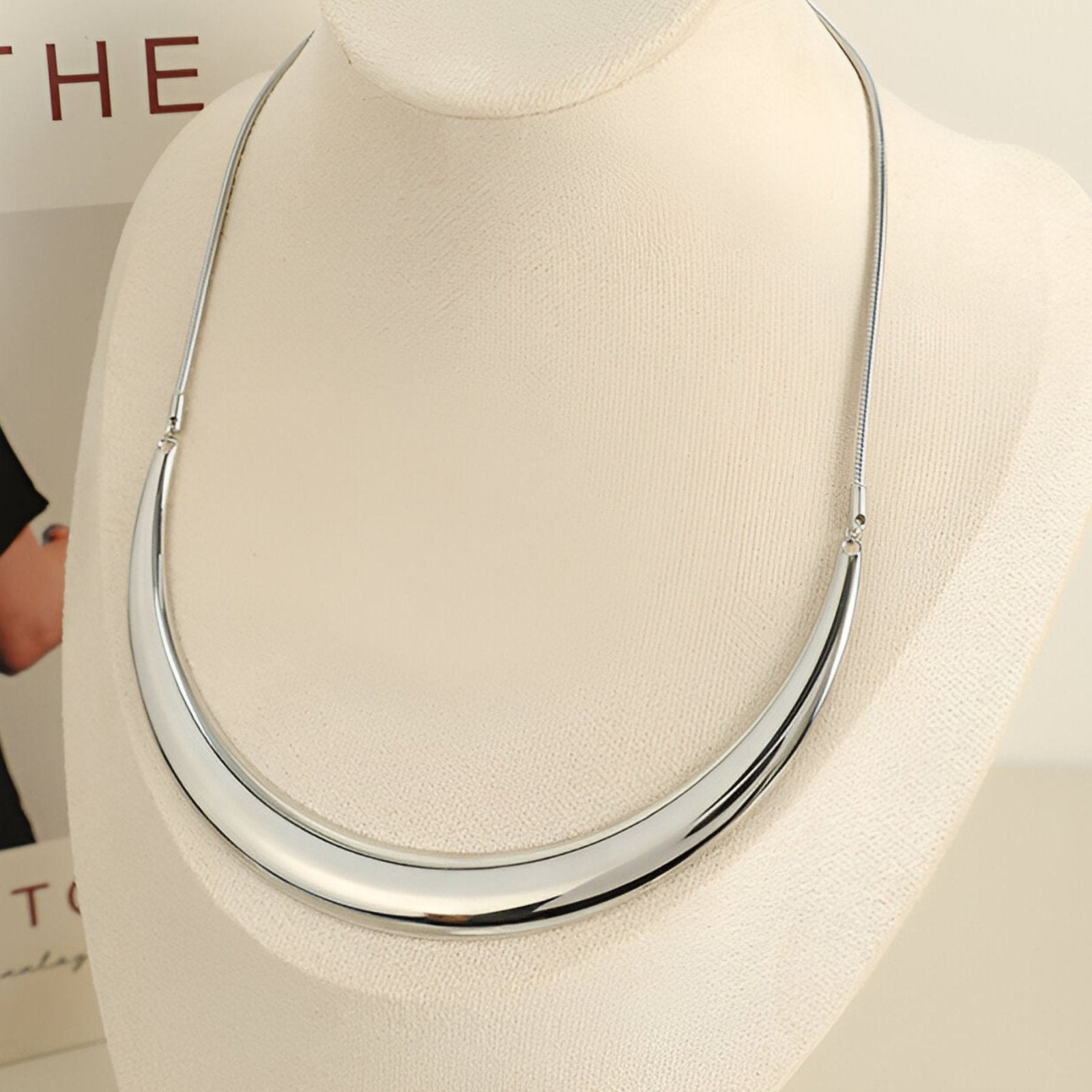 Collier plastron rigide pour femme, design incurvé doré ou argenté, style sculptural et moderne, modèle Alma