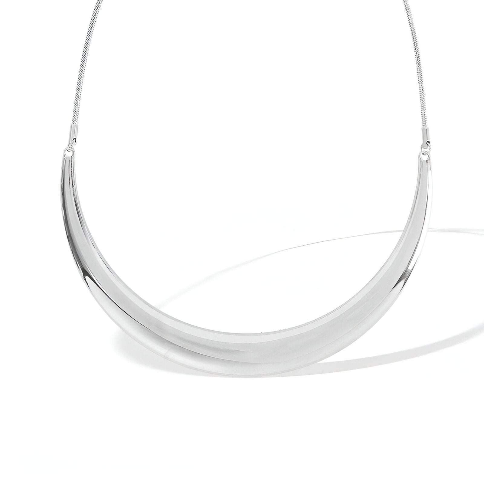 Collier plastron rigide pour femme, design incurvé doré ou argenté, style sculptural et moderne, modèle Alma