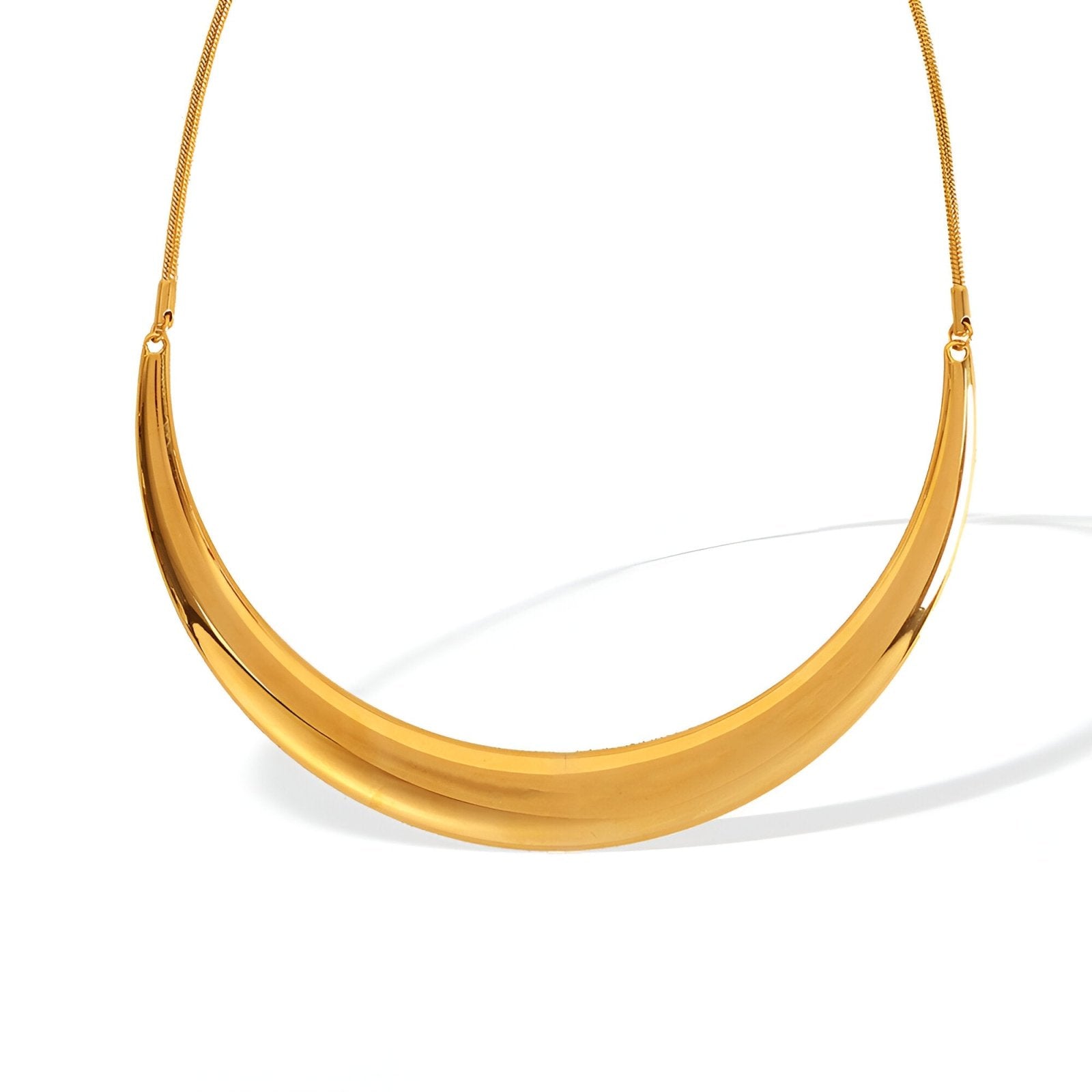 Collier plastron rigide pour femme, design incurvé doré ou argenté, style sculptural et moderne, modèle Alma