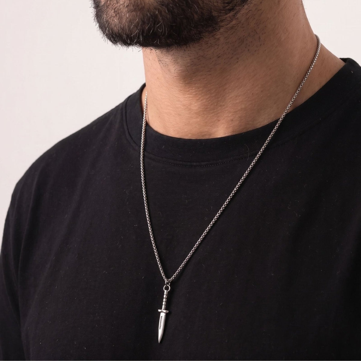 Collier poignard pour homme, en acier titane, pendentif lame au design militaire et minimaliste