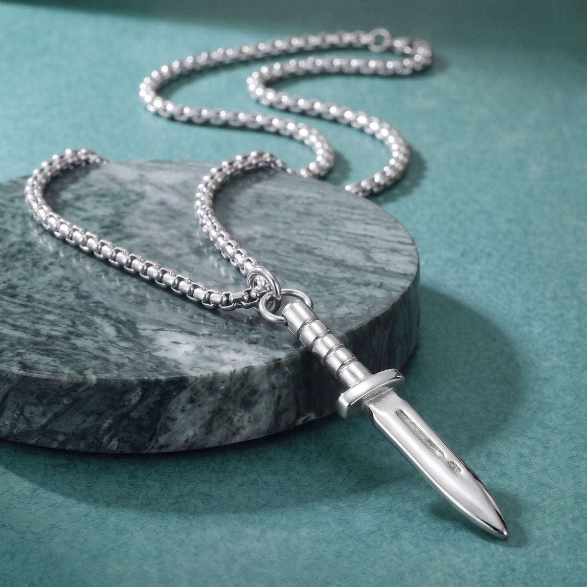 Collier poignard pour homme, en acier titane, pendentif lame au design militaire et minimaliste