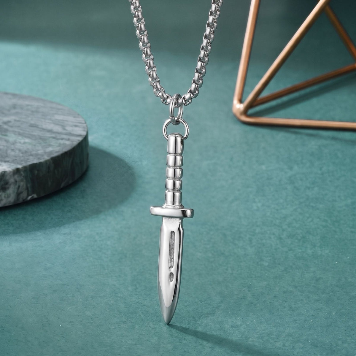 Collier poignard pour homme, en acier titane, pendentif lame au design militaire et minimaliste