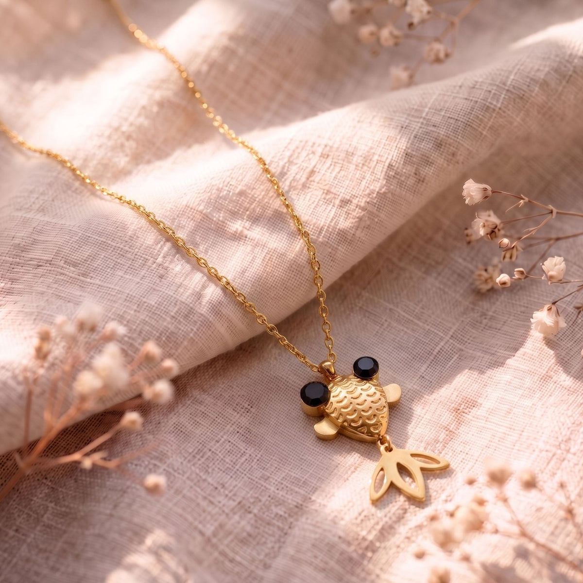 Collier poisson koï pour femme, en acier inoxydable doré, pendentif articulé avec détails noirs scintillants