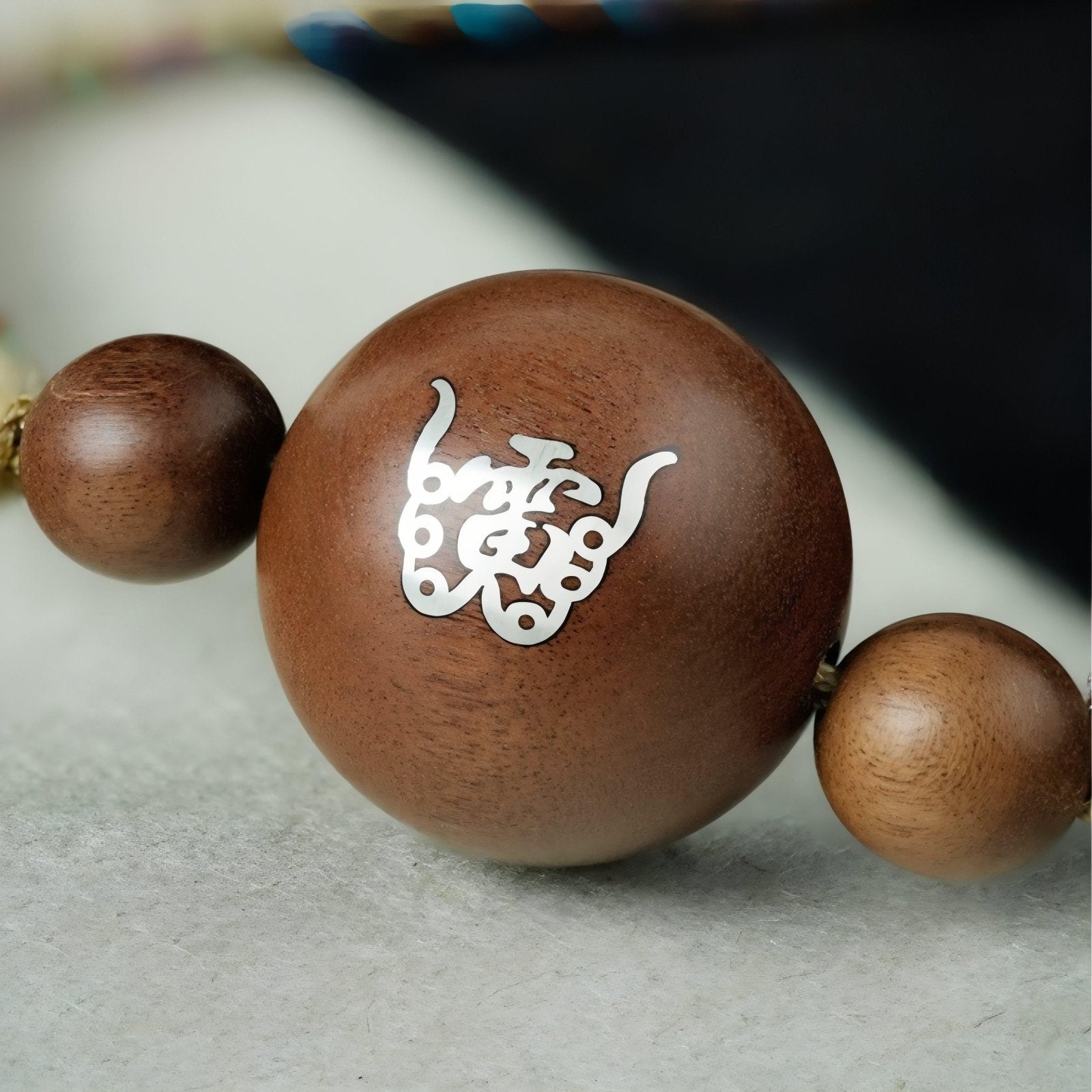 Collier pour femme en bois de jujubier, avec pendentif taoïste incrusté d'argent, cordon ajustable