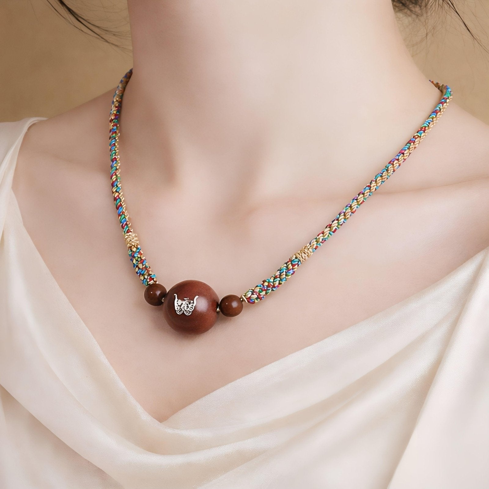 Collier pour femme en bois de jujubier, avec pendentif taoïste incrusté d'argent, cordon ajustable