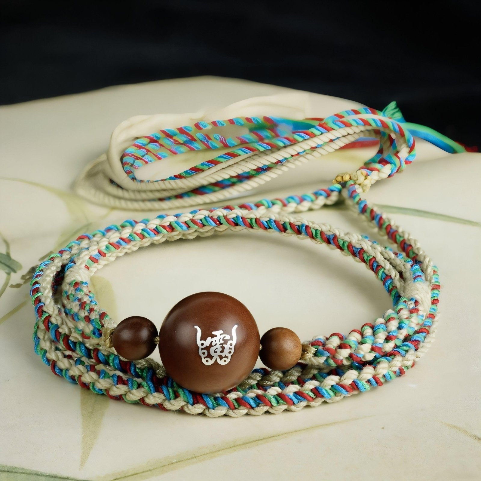 Collier pour femme en bois de jujubier, avec pendentif taoïste incrusté d'argent, cordon ajustable