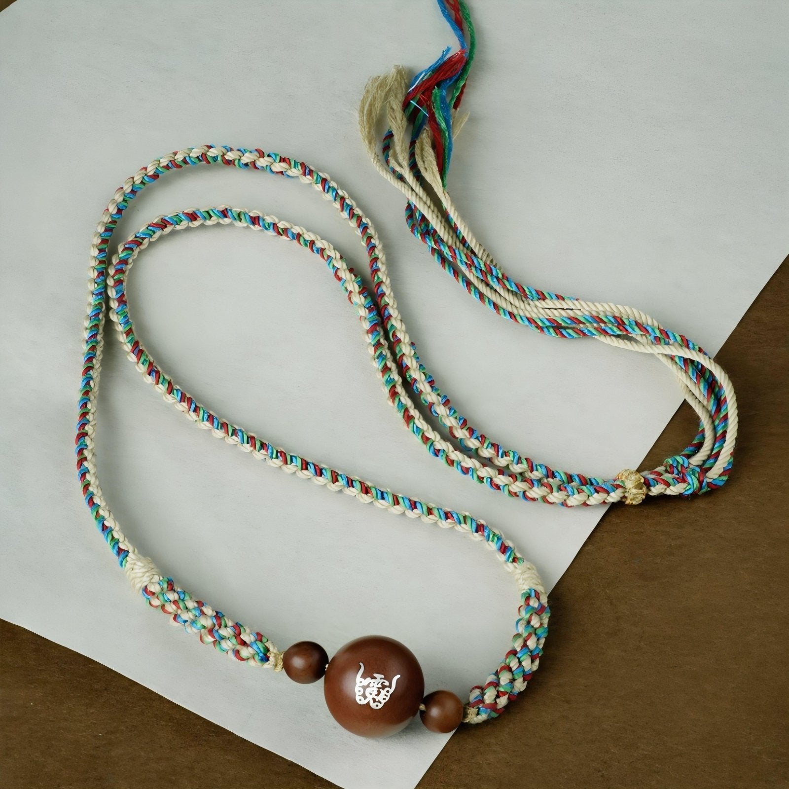 Collier pour femme en bois de jujubier, avec pendentif taoïste incrusté d'argent, cordon ajustable