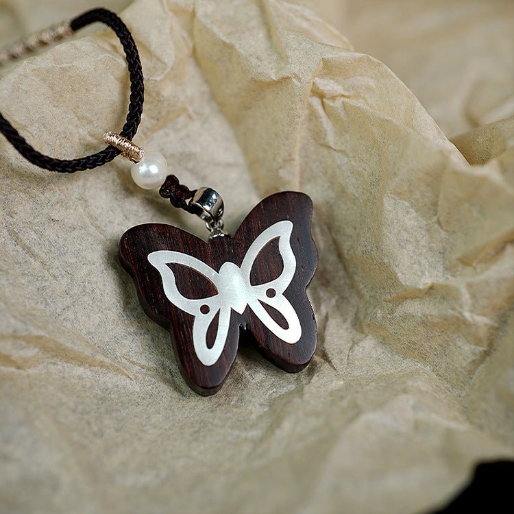 Collier pour femme en bois de santal, avec pendentif papillon incrusté d'argent, cordon ajustable