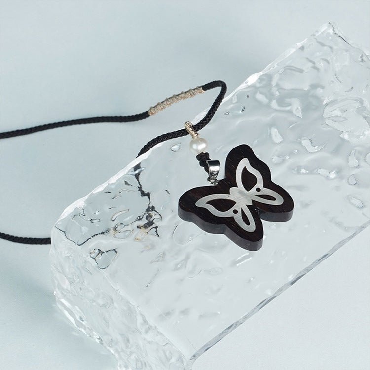 Collier pour femme en bois de santal, avec pendentif papillon incrusté d'argent, cordon ajustable