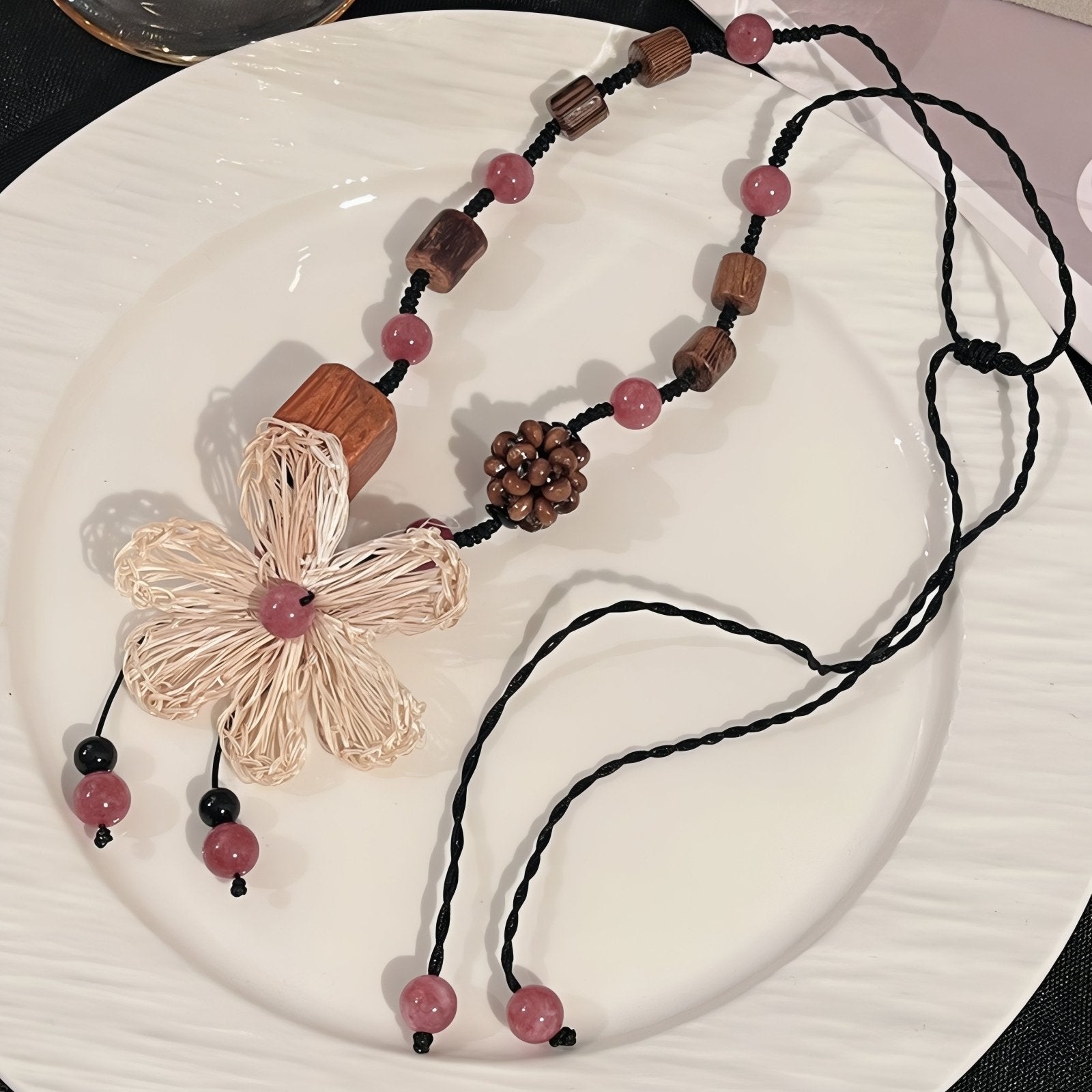 Collier pour Femme en Perles de Bois, avec fibre végétales, cordon ajustable, style asiatique