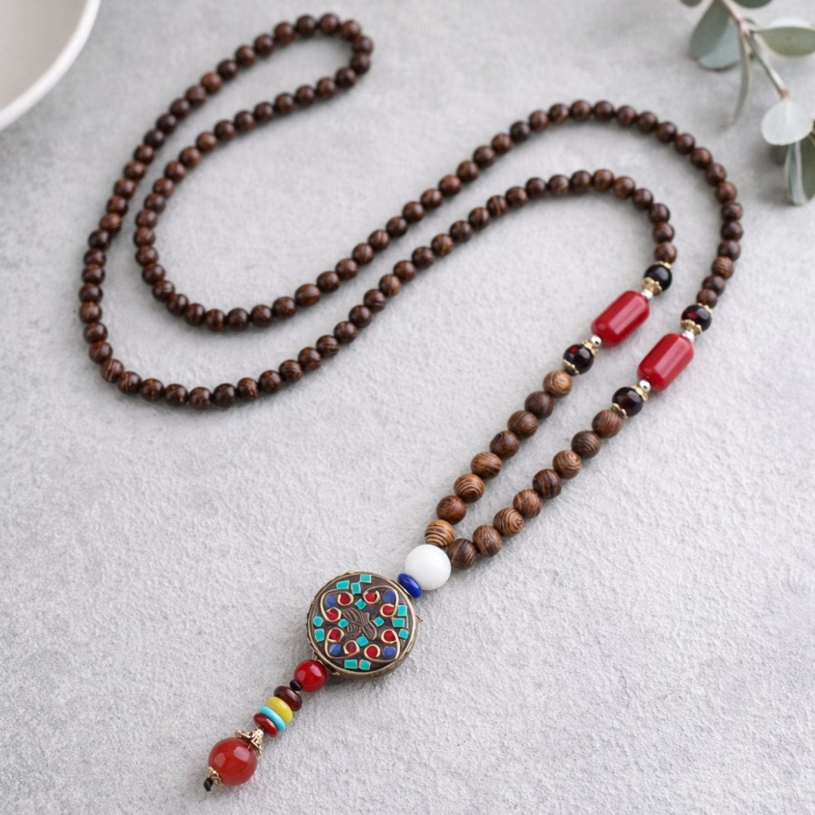 Collier pour femme en perles de bois, avec pendentif amulette de paix orné d'alliage métallique, style bohème