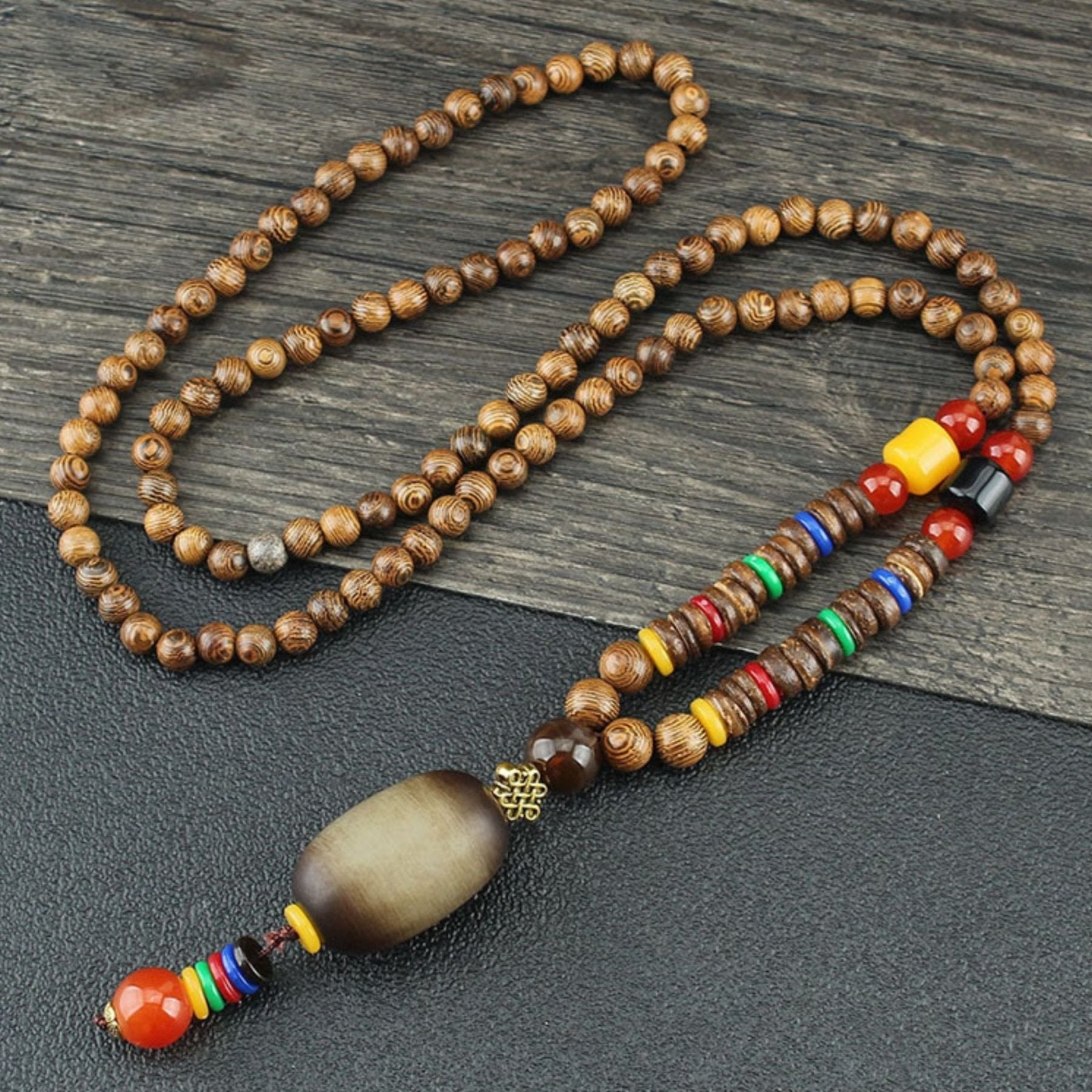 Collier pour femme en perles de bois, avec pendentif cylindre vert brossé et résine, style artisanale