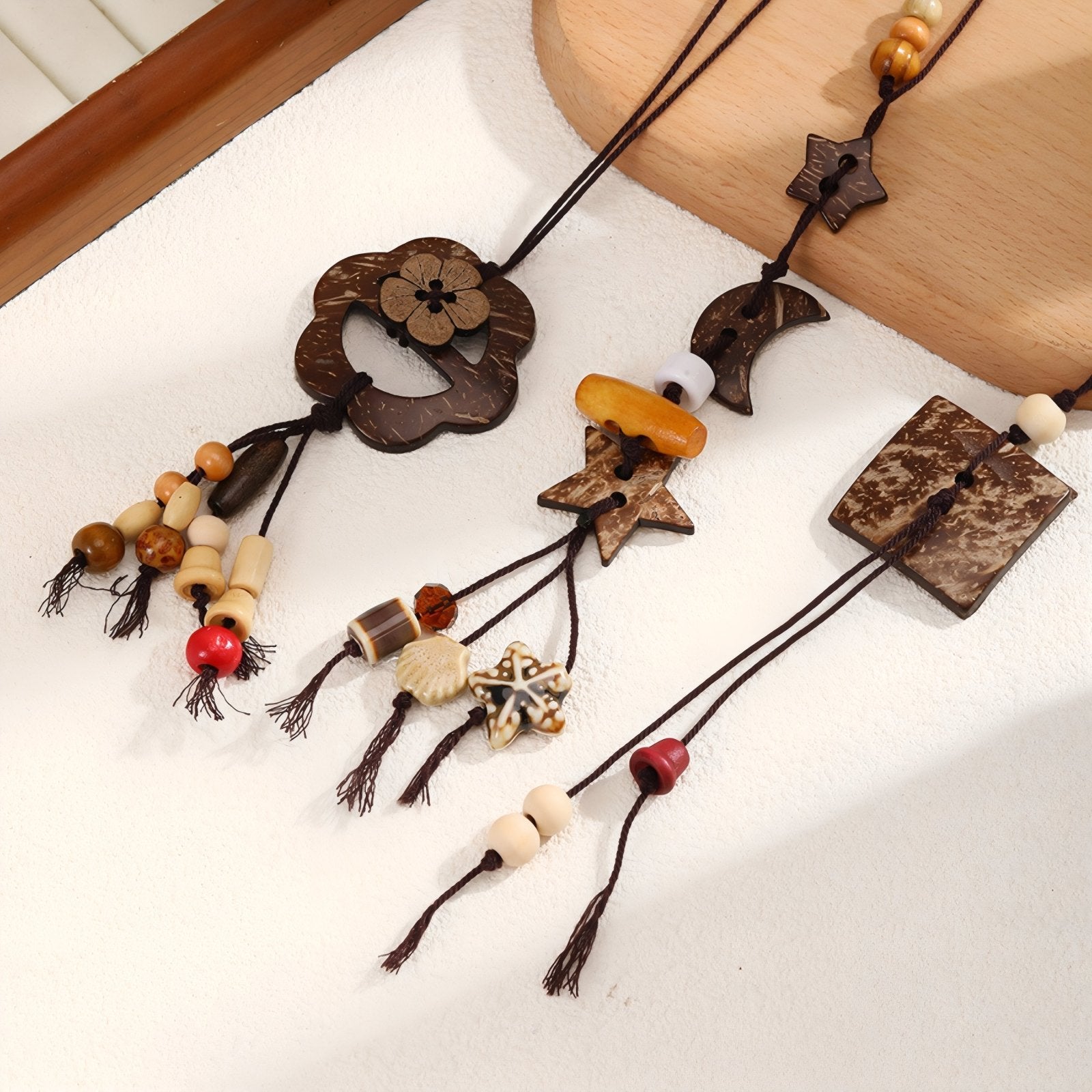 Collier pour femme en perles de bois, avec pendentif fleur, carré ou lune, cordon