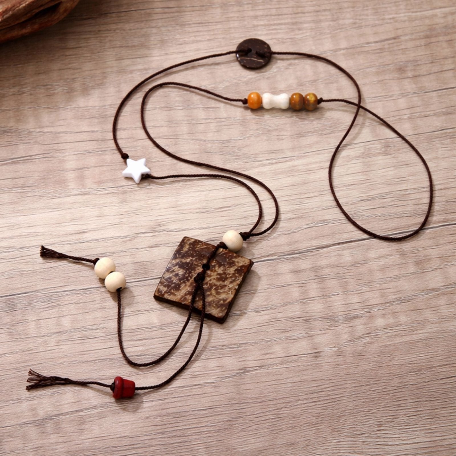 Collier pour femme en perles de bois, avec pendentif fleur, carré ou lune, cordon