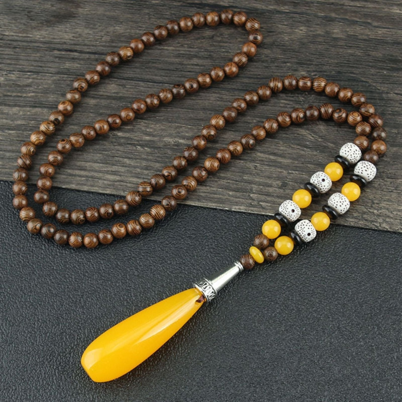 Collier pour femme en perles de bois, avec pendentif goutte d'eau jaune en résine orné d'alliage métallique, style artisanale