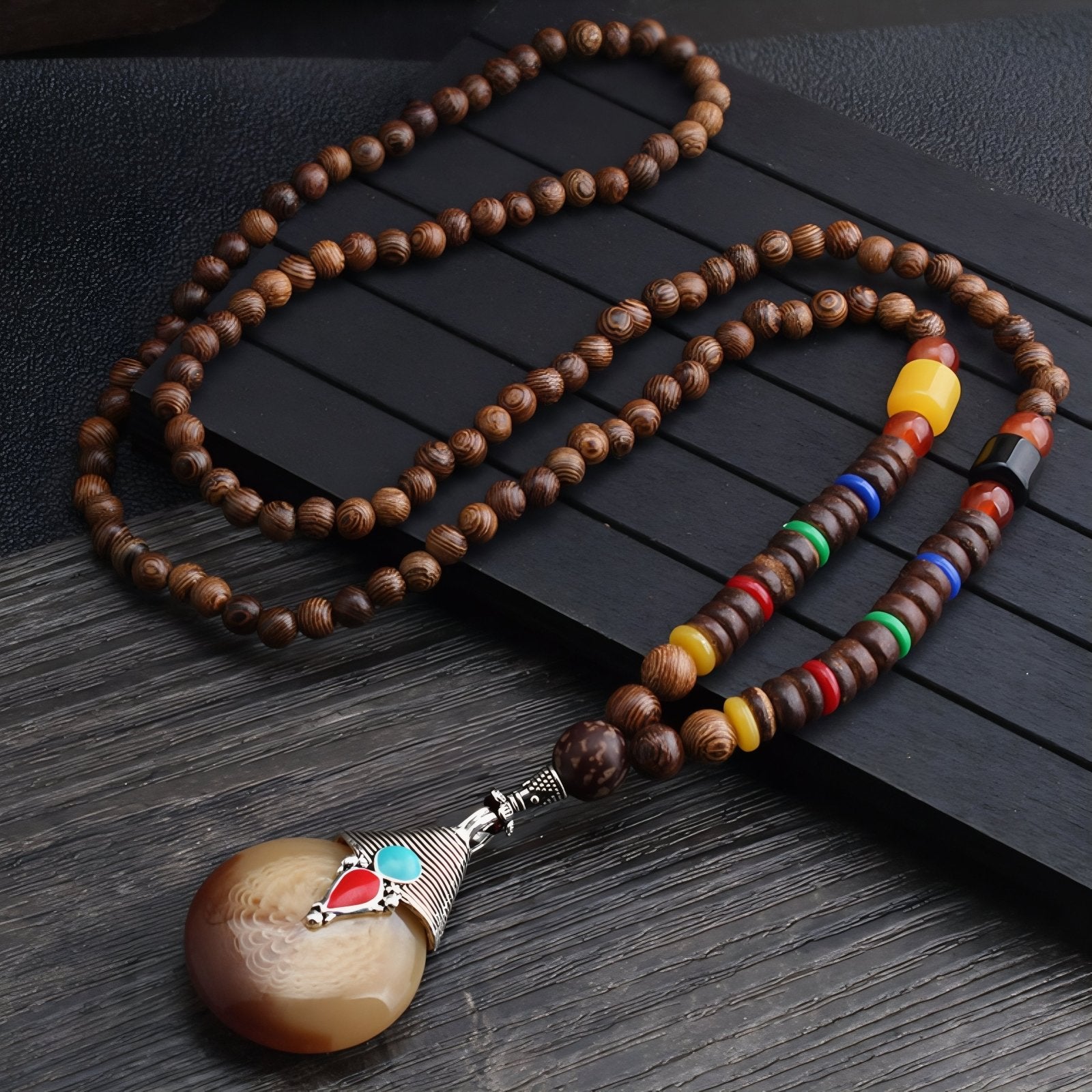 Collier pour femme en perles de bois, avec pendentif goutte en résine orné d'alliage métallique, style artisanale