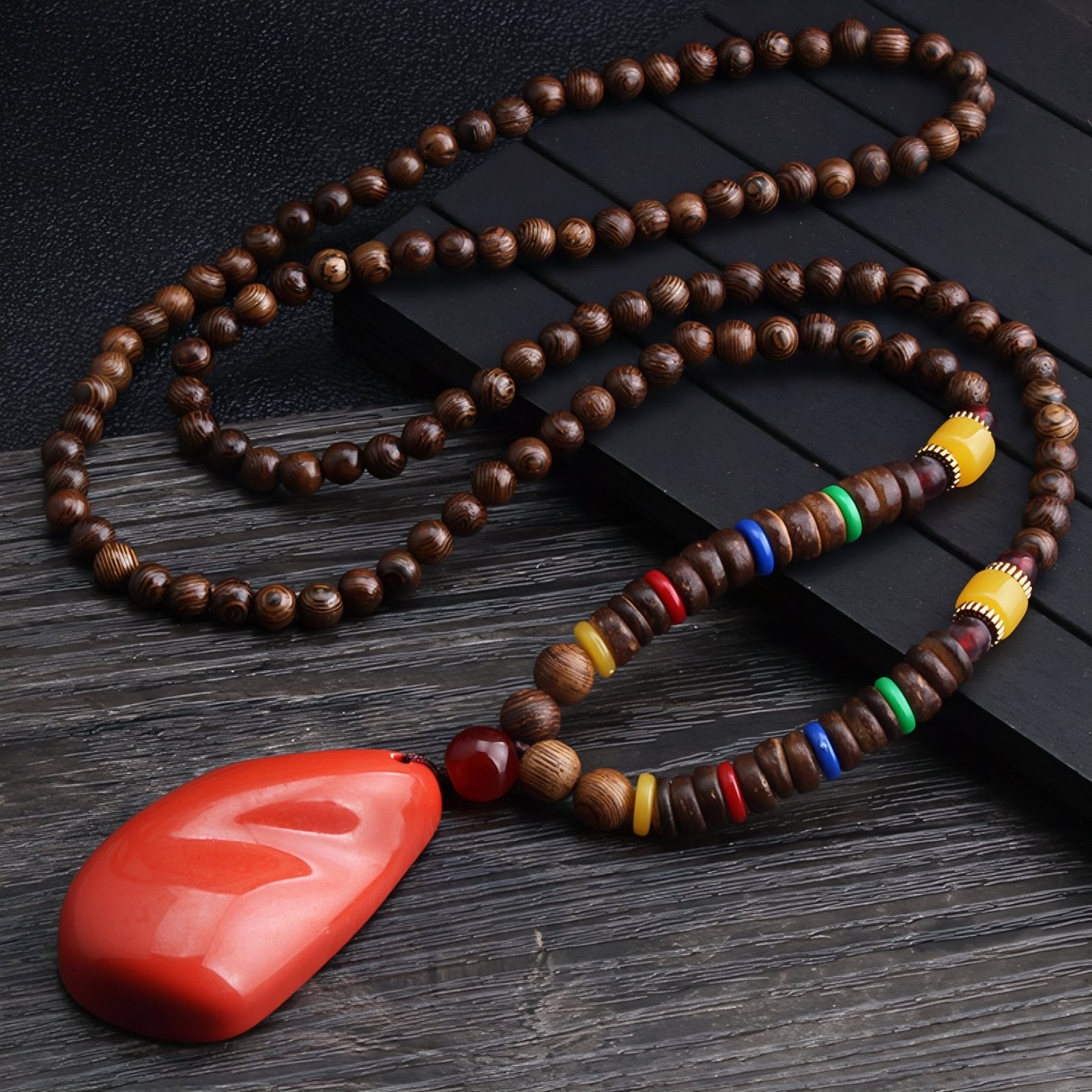 Collier pour femme en perles de bois, avec pendentif goutte rouge et résine, style artisanale