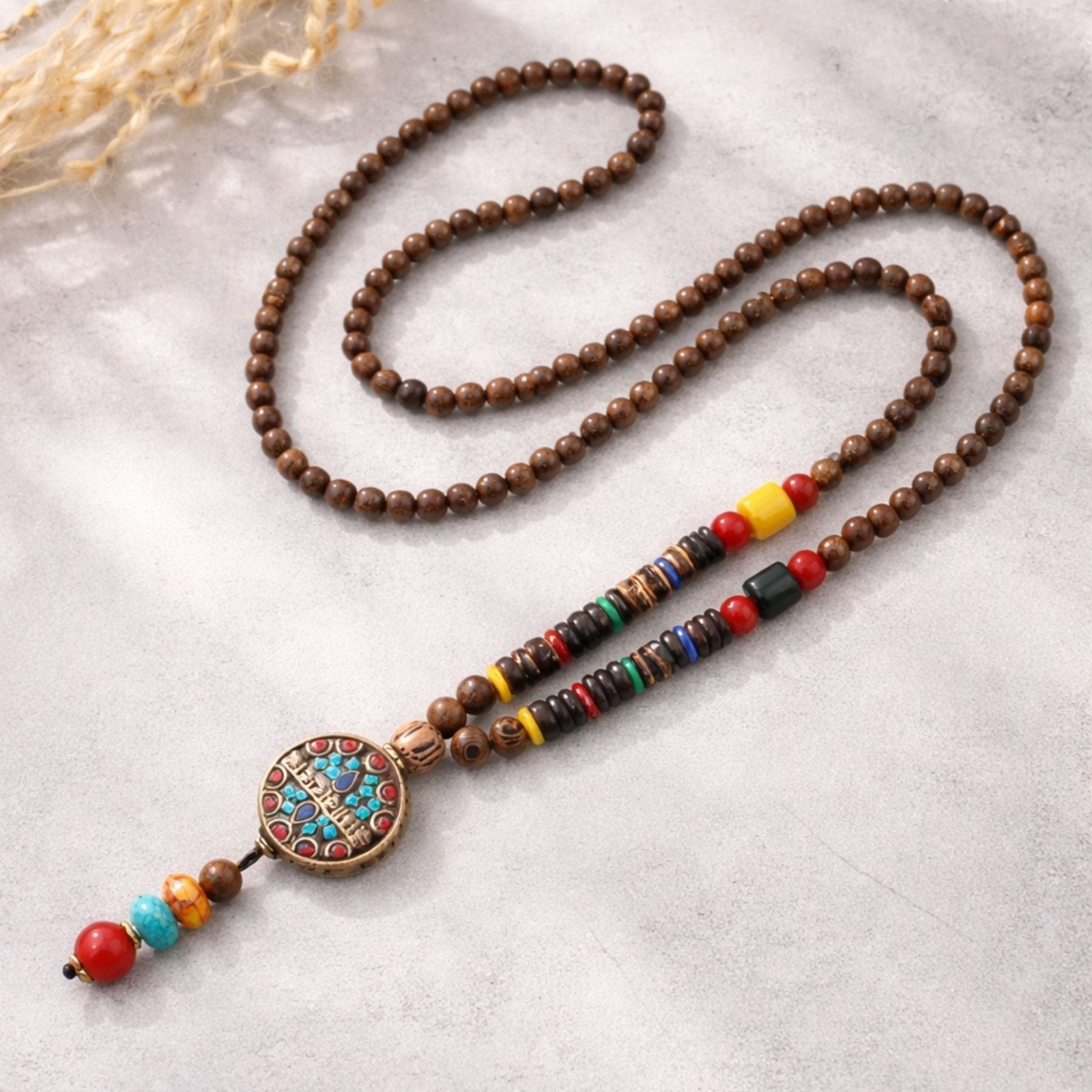 Collier pour femme en perles de bois, avec pendentif mantra, résine colorée, pierre naturelle et alliage métallique
