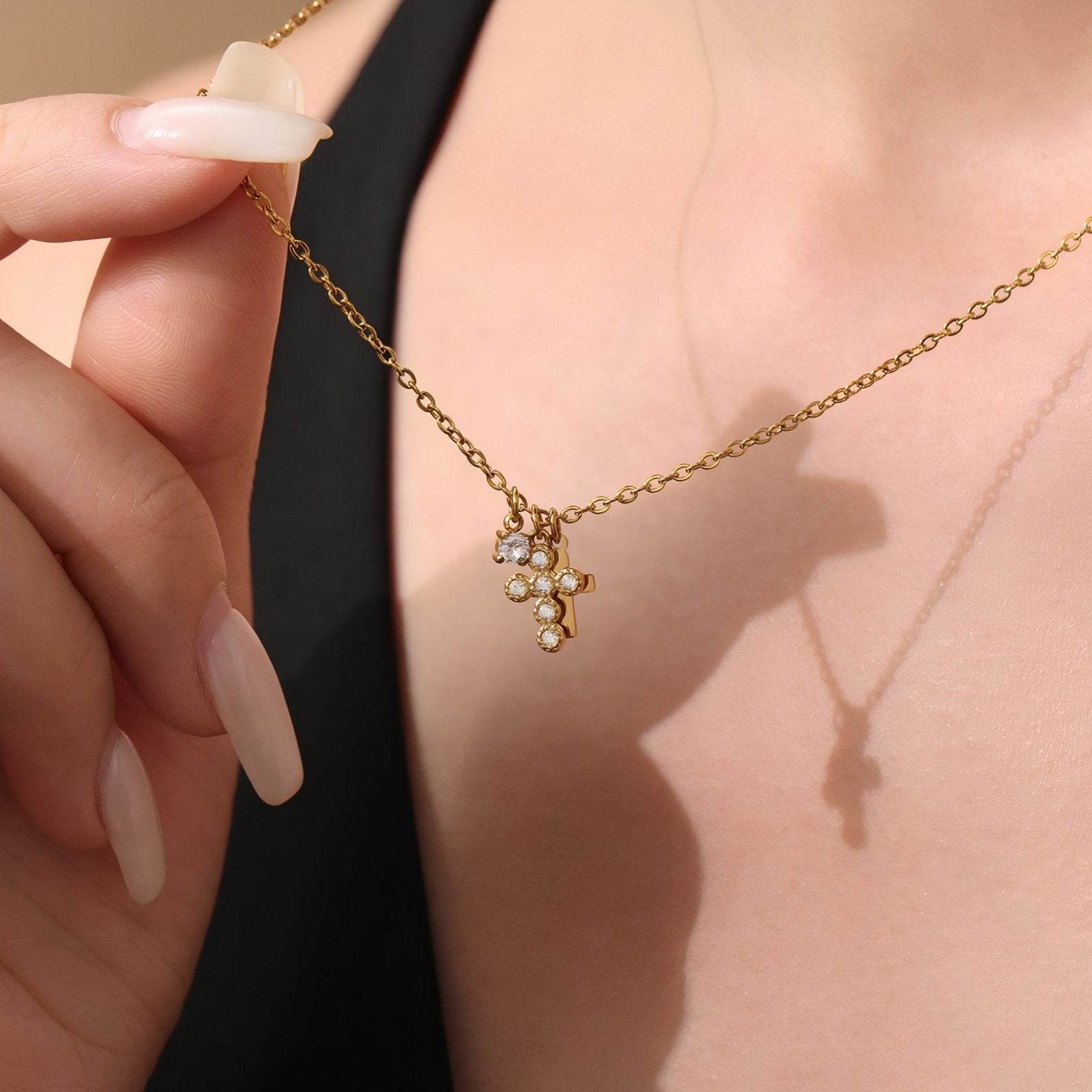 Collier pour femme pendentif croix double, style délicat et élégant, en acier inoxydable et zircons blancs