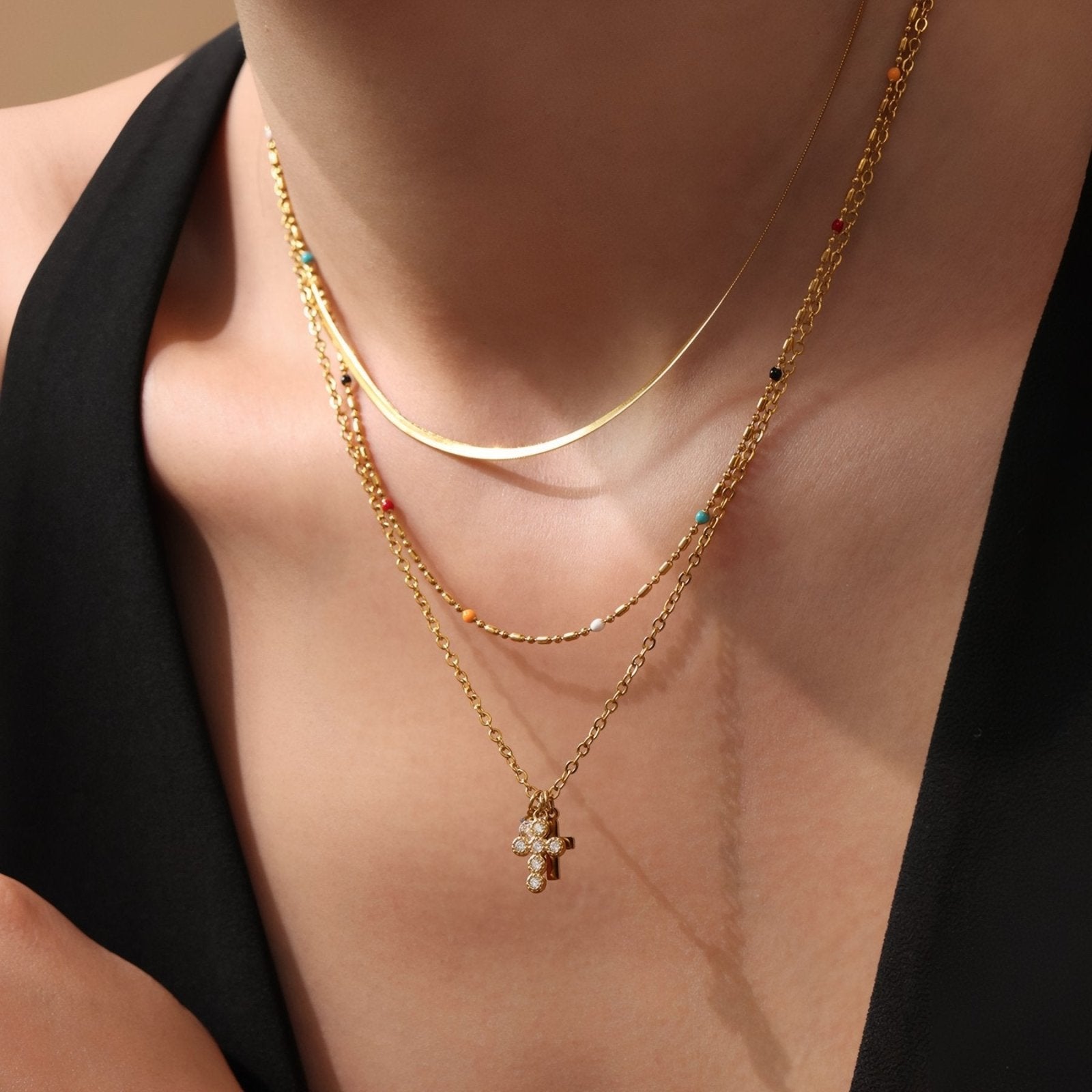 Collier pour femme pendentif croix double, style délicat et élégant, en acier inoxydable et zircons blancs
