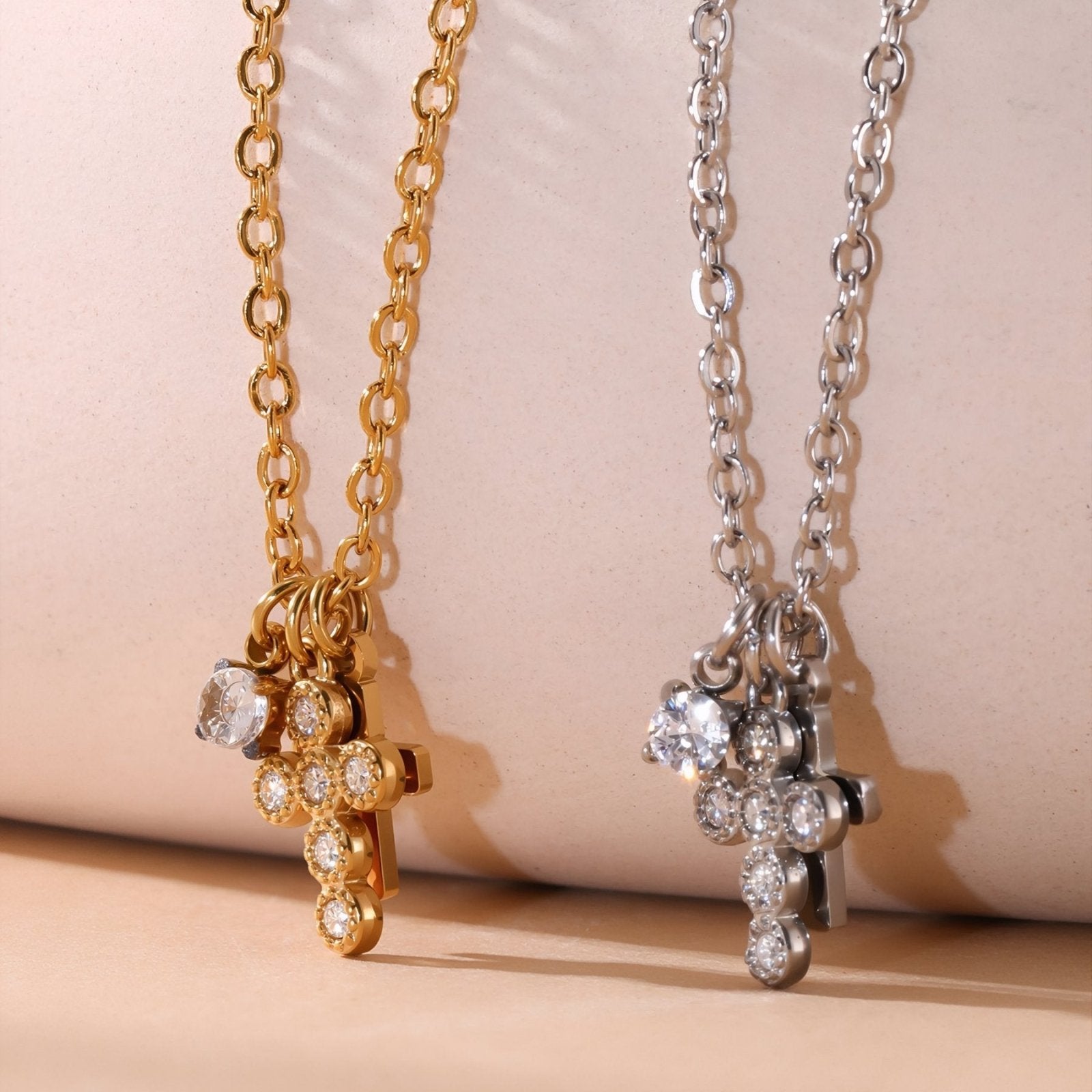 Collier pour femme pendentif croix double, style délicat et élégant, en acier inoxydable et zircons blancs