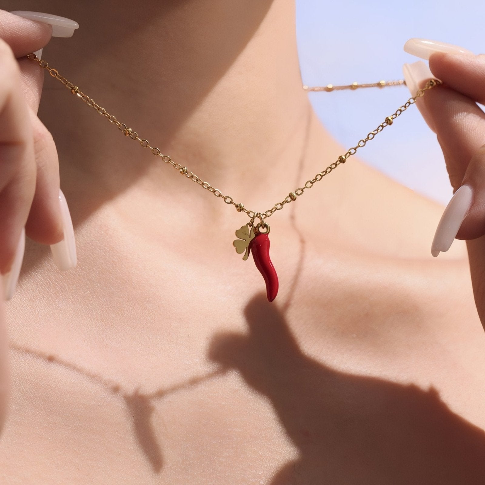 Collier pour femme symbolique, pendentif piment rouge et porte - bonheur trèfle, en acier inoxydable