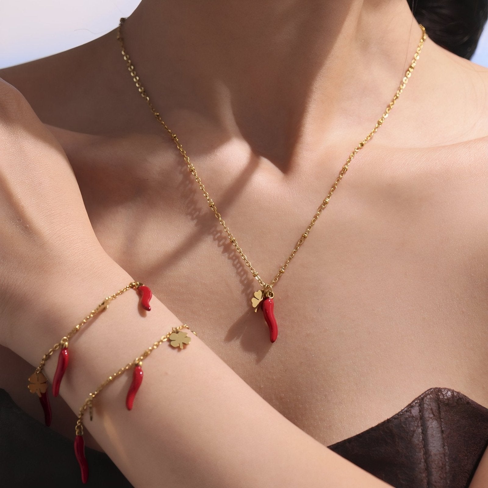 Collier pour femme symbolique, pendentif piment rouge et porte - bonheur trèfle, en acier inoxydable