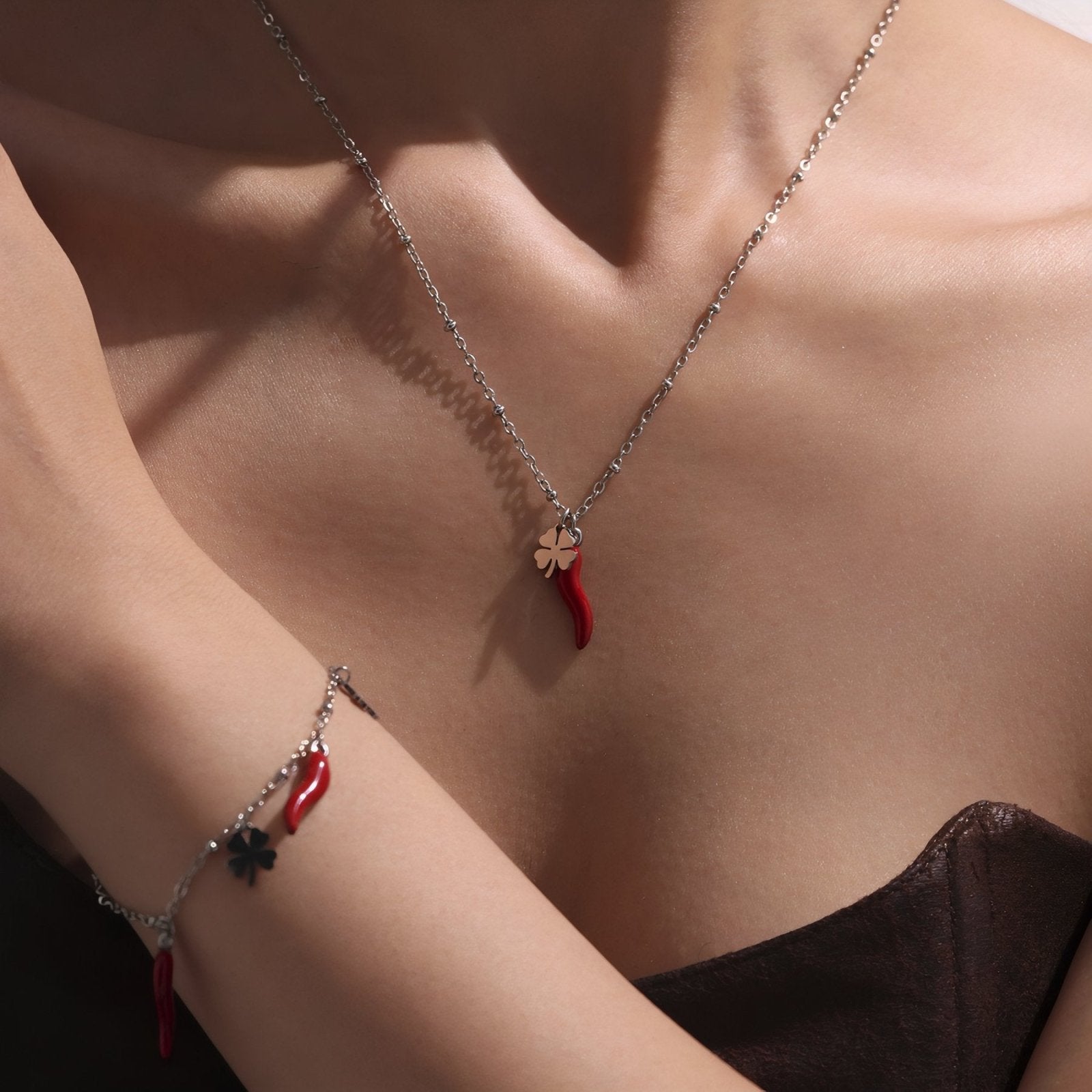 Collier pour femme symbolique, pendentif piment rouge et porte - bonheur trèfle, en acier inoxydable