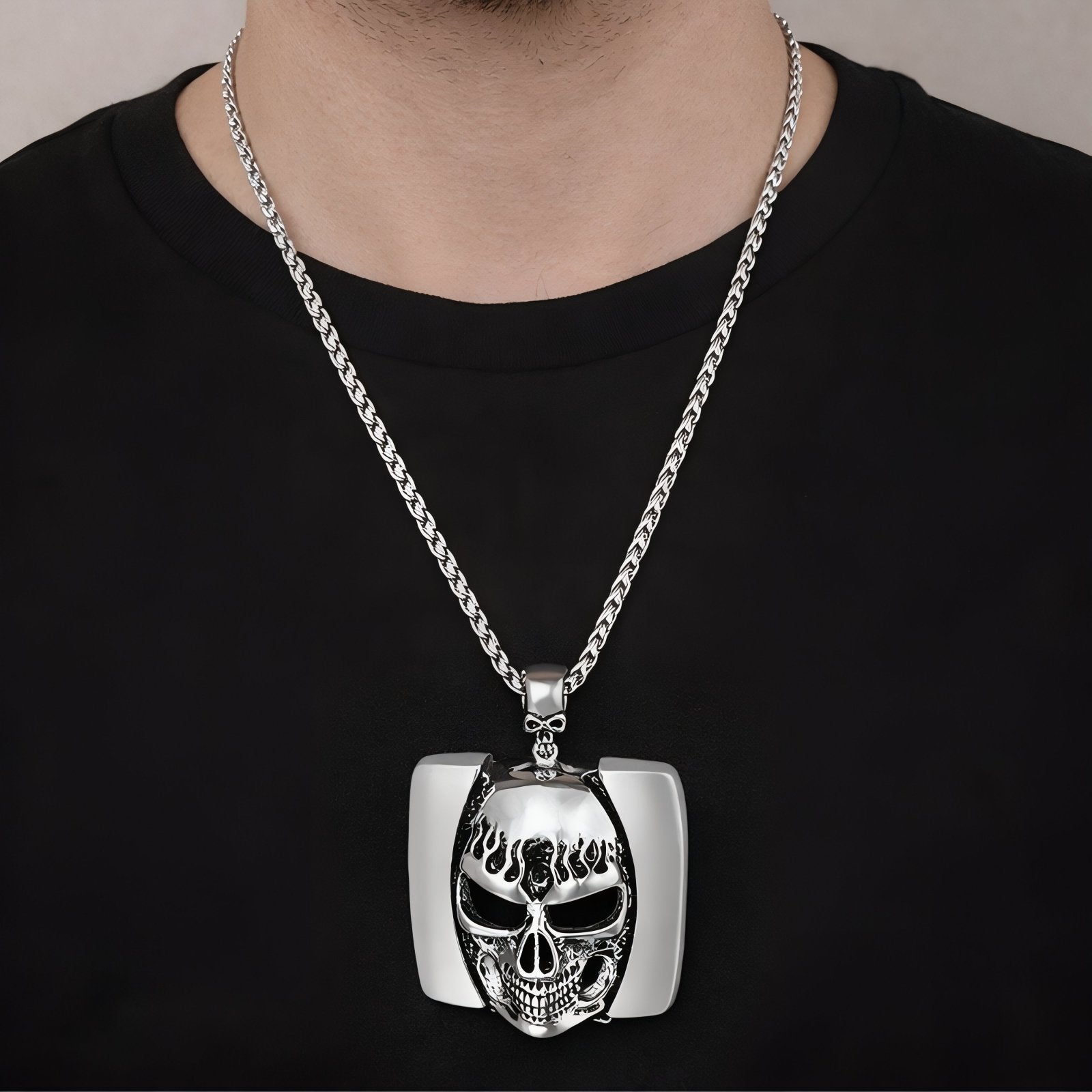 Collier pour homme avec pendentif tête de mort sculptée, en acier inoxydable, style rock