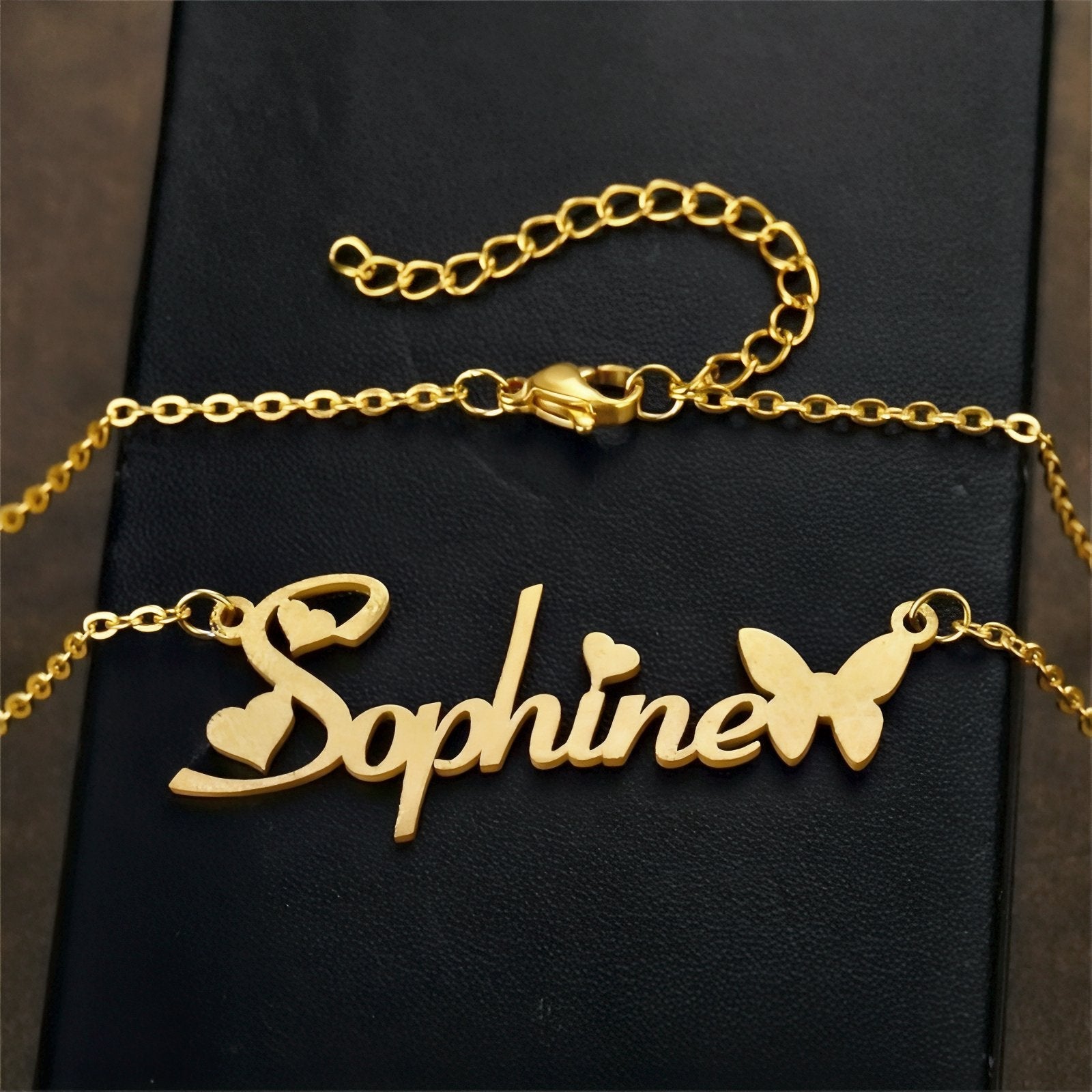 Collier prénom à graver avec papillon et cœurs, en acier inoxydable, modèle Butterfly