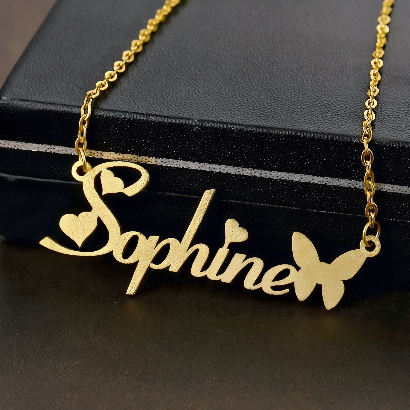 Collier prénom à graver avec papillon et cœurs, en acier inoxydable, modèle Butterfly