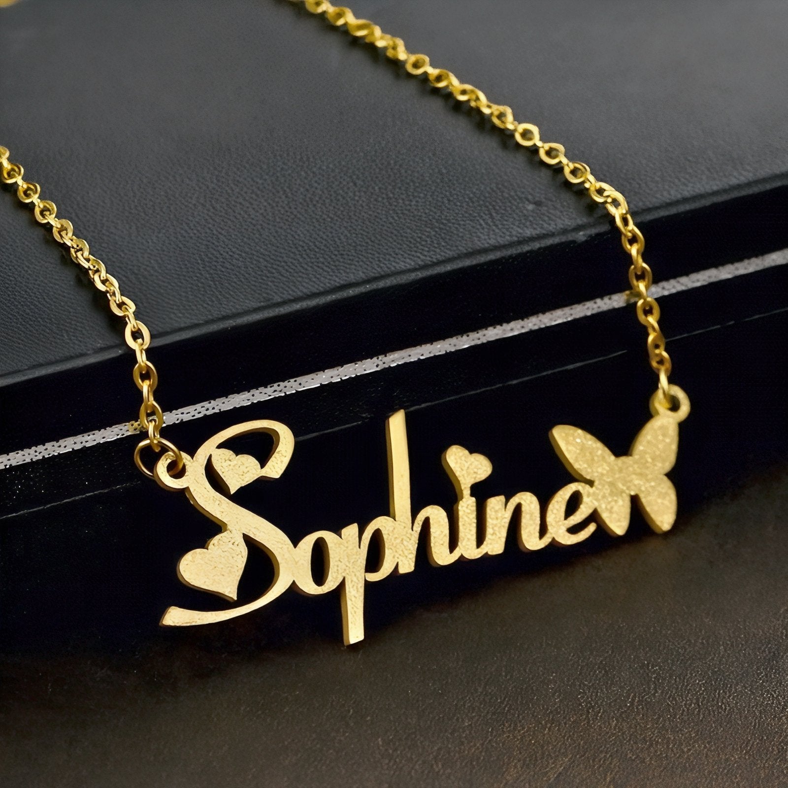 Collier prénom à graver avec papillon et cœurs, en acier inoxydable, modèle Butterfly