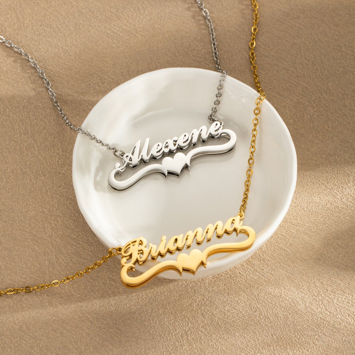 Collier prénom chic avec ornement double vague et cœur, doré ou argenté, modèle Valentina