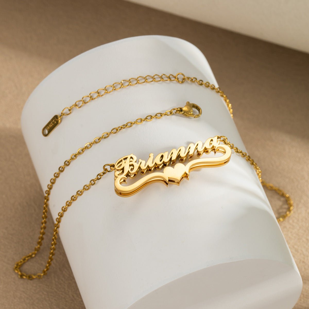 Collier prénom chic avec ornement double vague et cœur, doré ou argenté, modèle Valentina