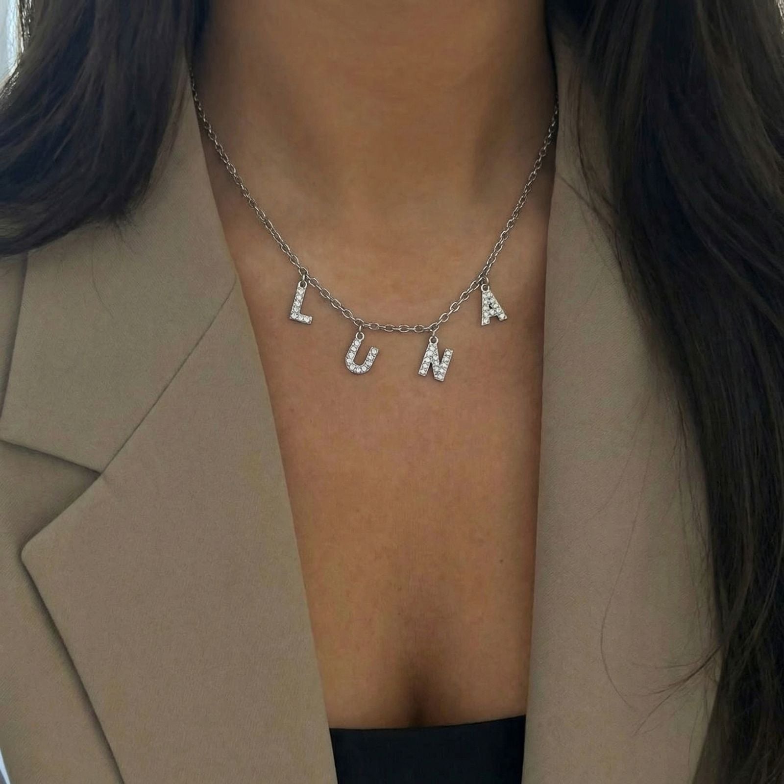 Collier prénom lettres, modèle moderne en acier inoxydable pour femme