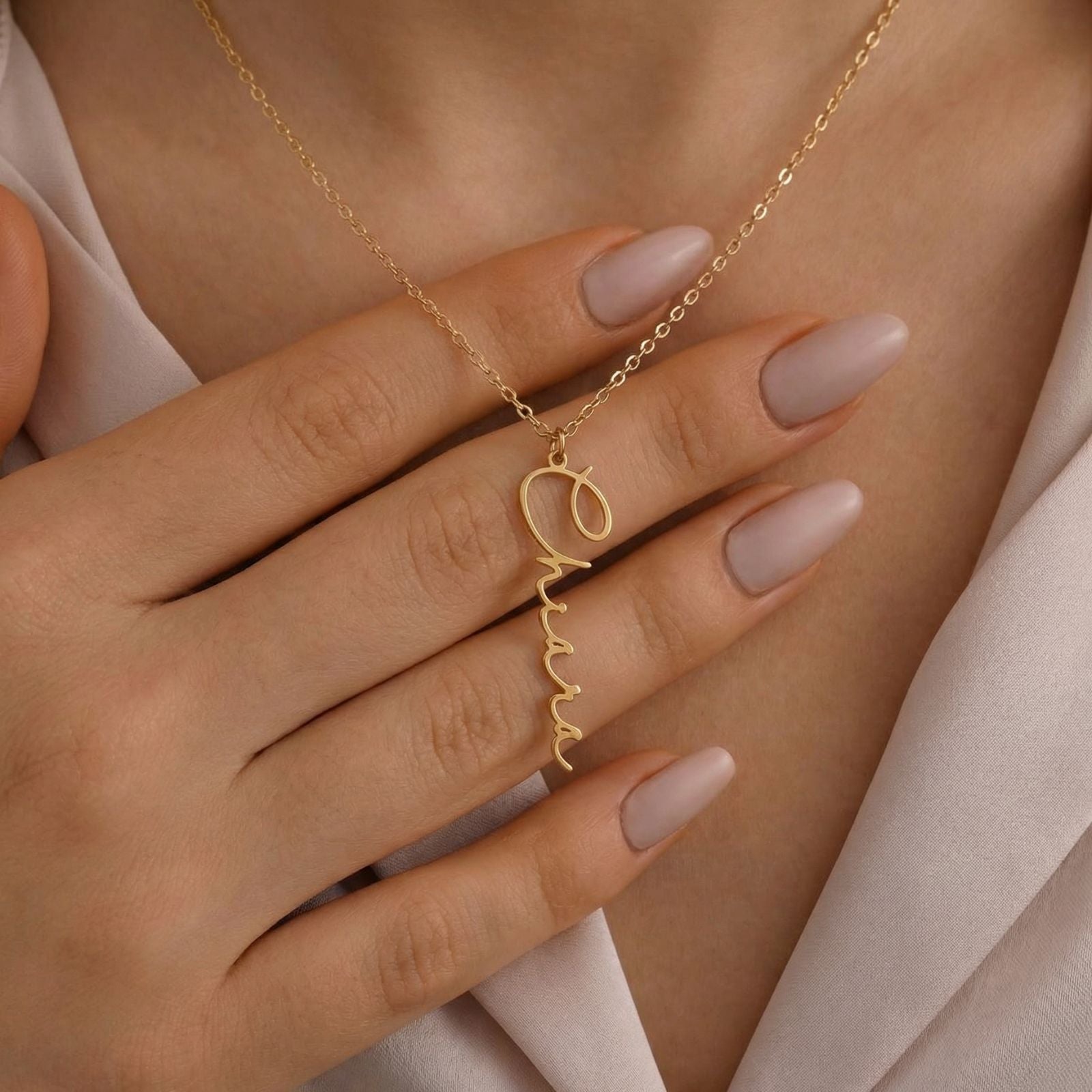 Collier prénom vertical personnalisé, typographie fine, en acier inoxydable