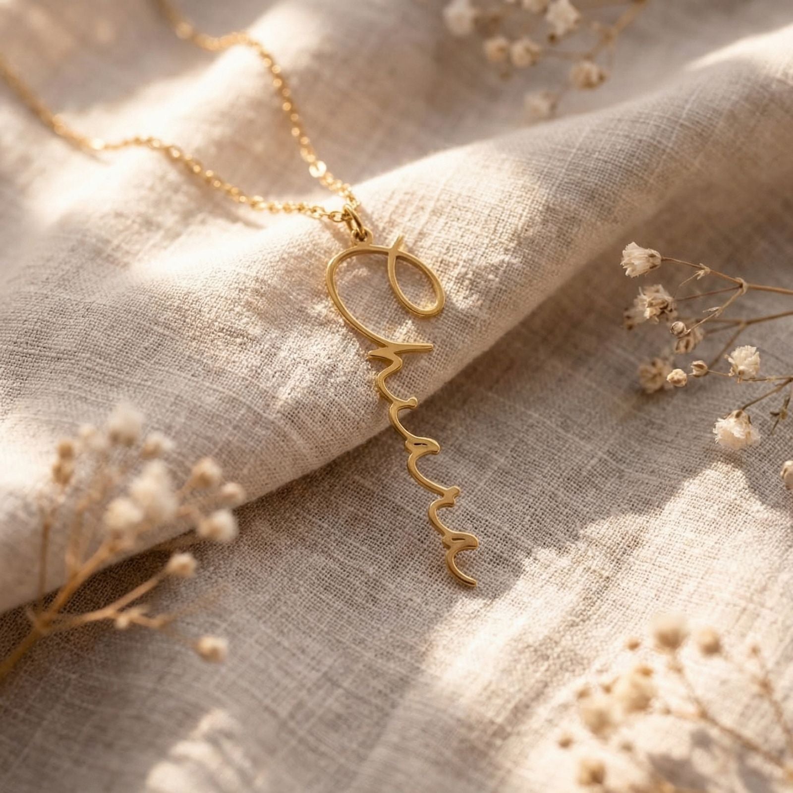 Collier prénom vertical personnalisé, typographie fine, en acier inoxydable