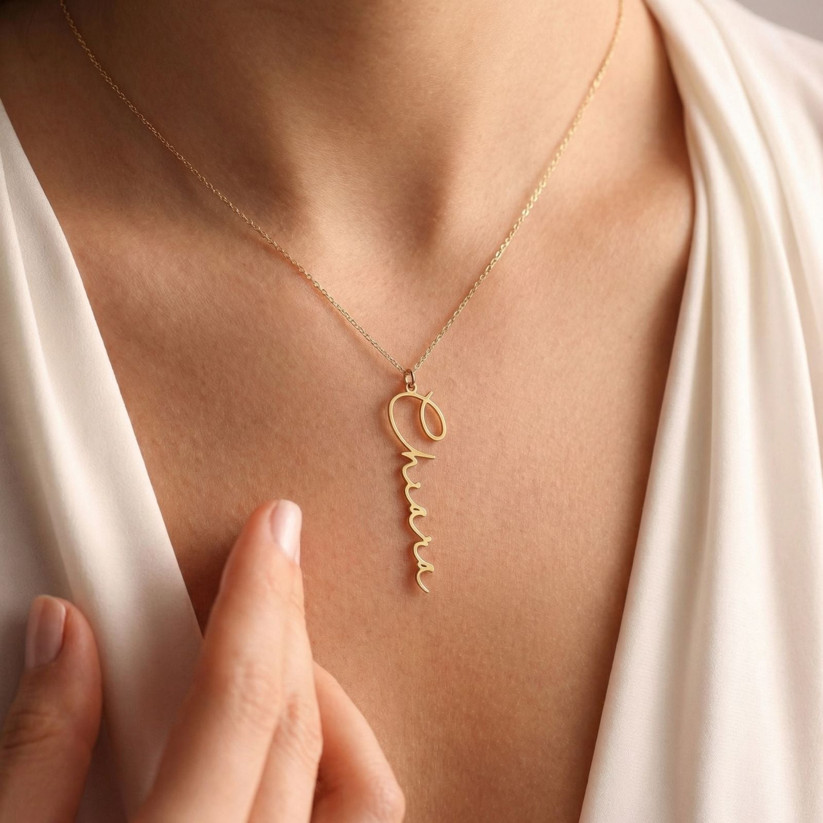 Collier prénom vertical personnalisé, typographie fine, en acier inoxydable