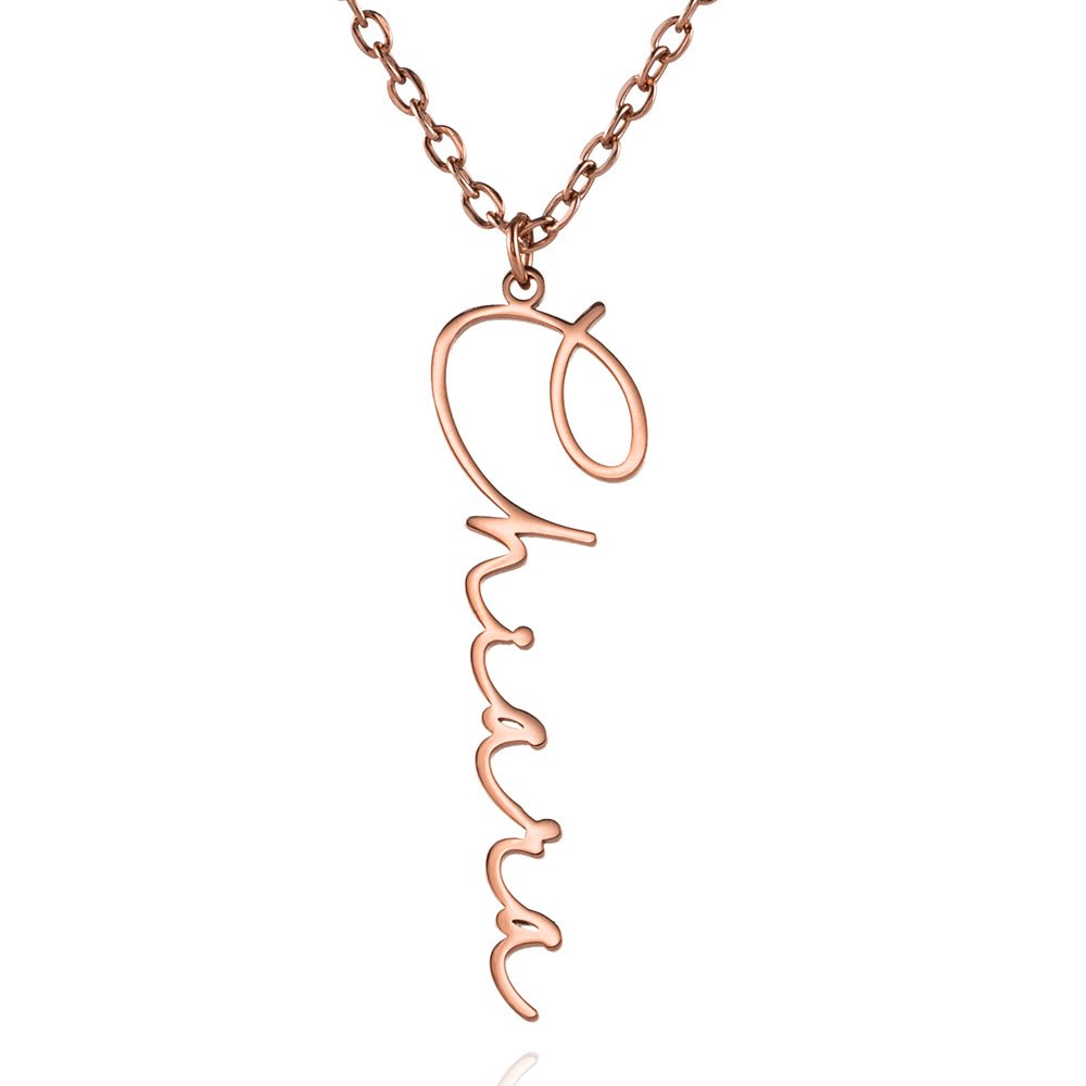 Collier prénom vertical personnalisé, typographie fine, en acier inoxydable, modèle Chiara