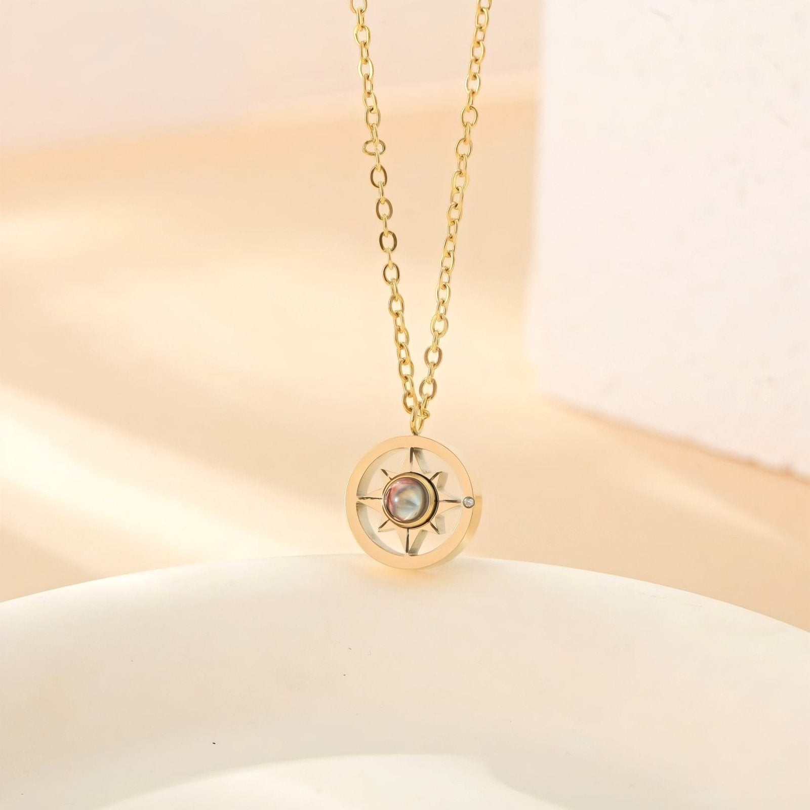 Collier projecteur photo personnalisé, pendentif rose des vents en inoxydable, modèle Lysandra