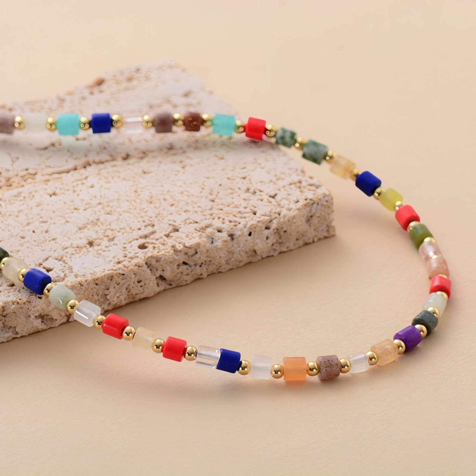 Collier ras - de - cou bohème, en pierres naturelles multicolores, perles cubiques et dorées