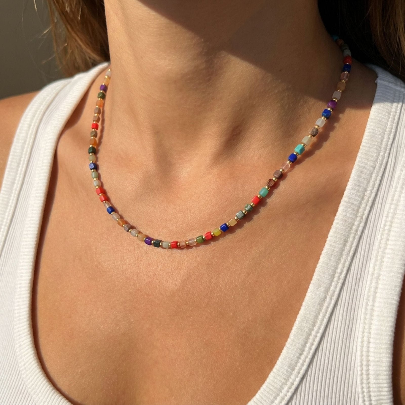 Collier ras - de - cou bohème, en pierres naturelles multicolores, perles cubiques et dorées