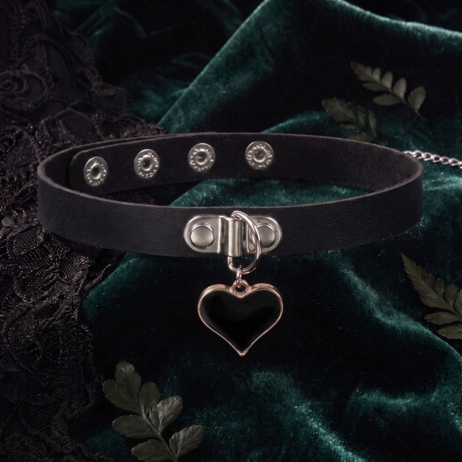 Collier ras de cou emo pour femme, en simili cuir noir, avec pendentif cœur