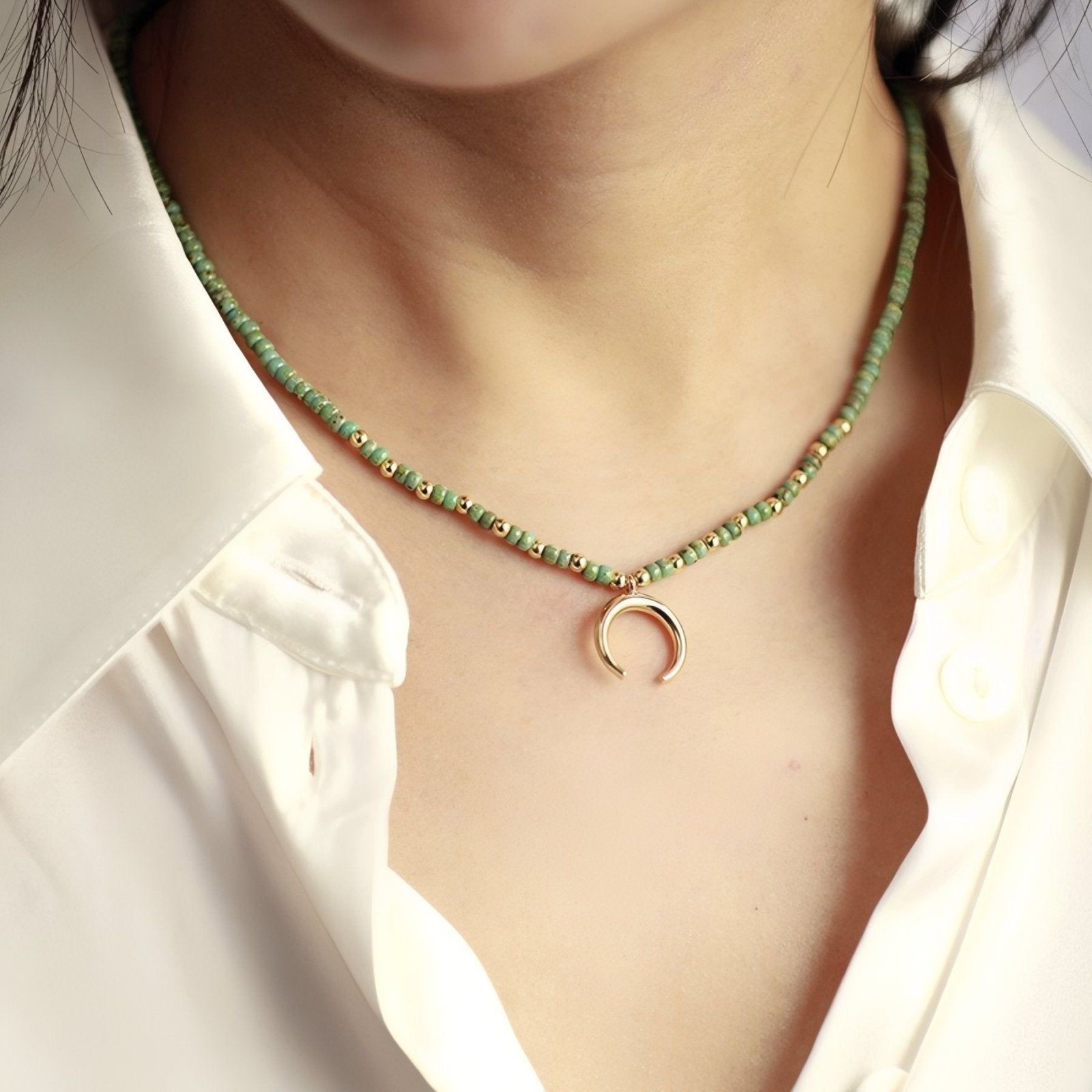 Collier ras - de - cou en perles de turquoise naturelle et pendentif lune dorée, style bohème chic