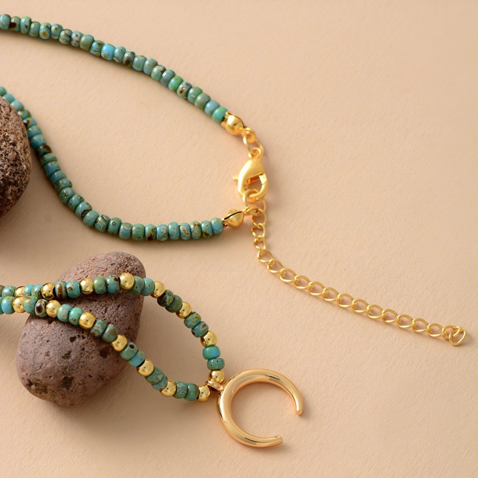 Collier ras - de - cou en perles de turquoise naturelle et pendentif lune dorée, style bohème chic