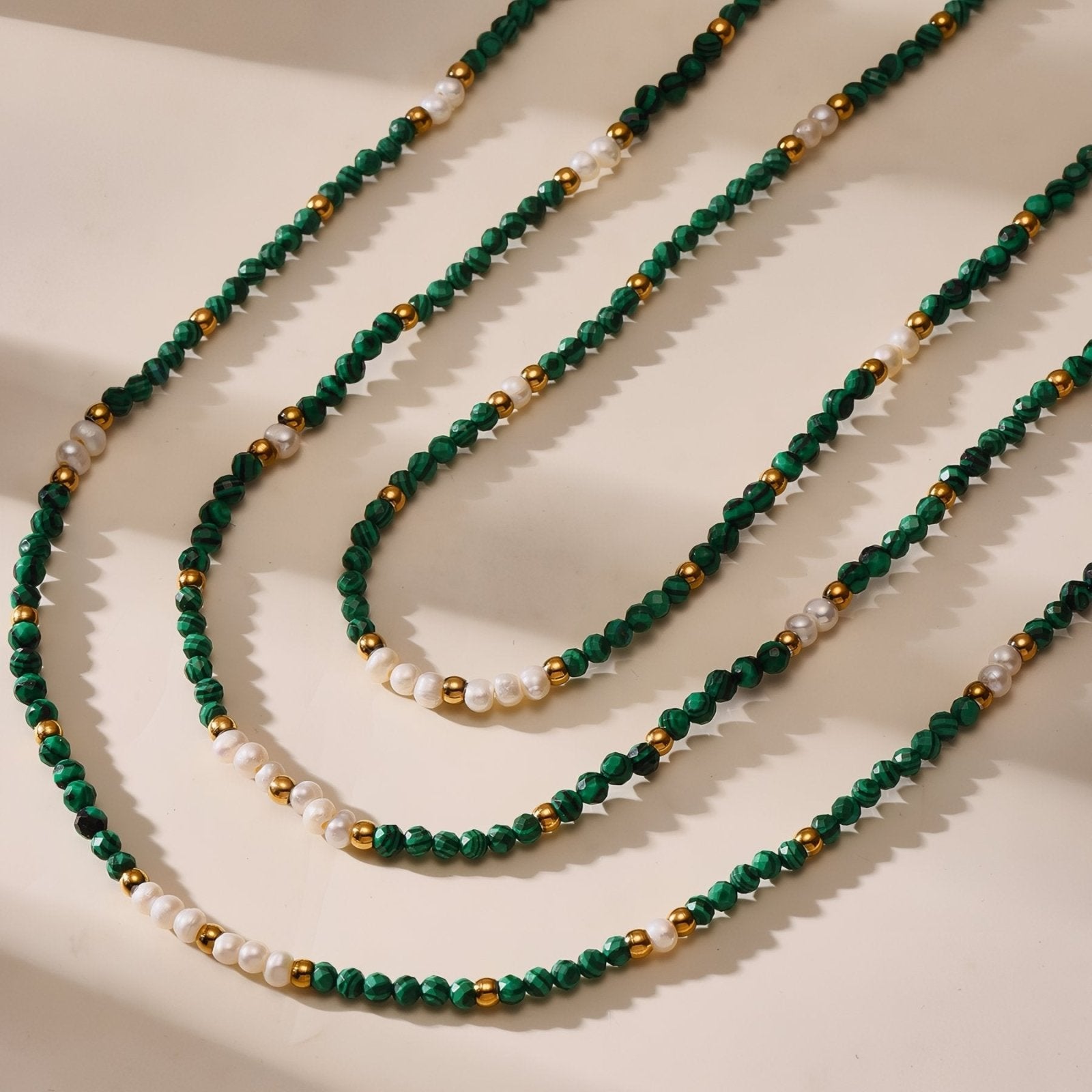 Collier ras - de - cou femme, pierres naturelles malachite et perles d’eau douce, fermoir en acier inoxydable
