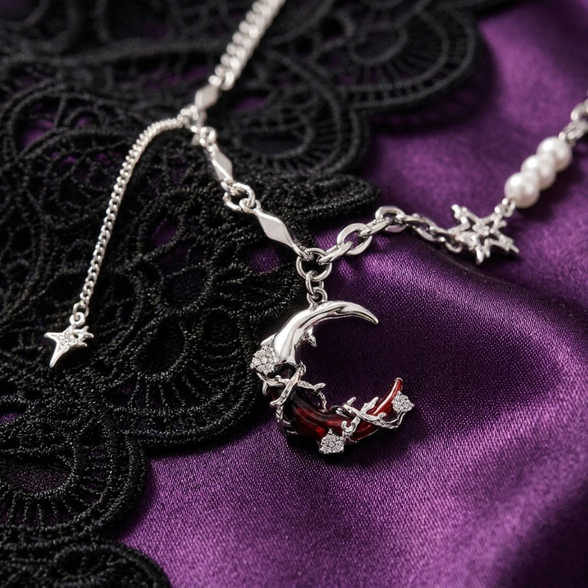 Collier ras de cou gothique pour femme, en alliage métallique, avec pendentif croissant de lune