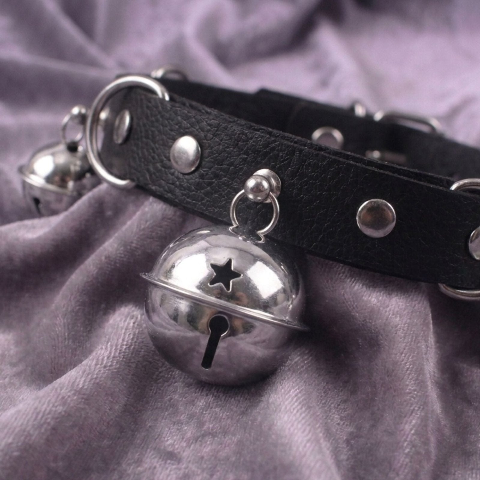 Collier ras de cou gothique pour femme, en simili cuir noir, avec clochettes métallique