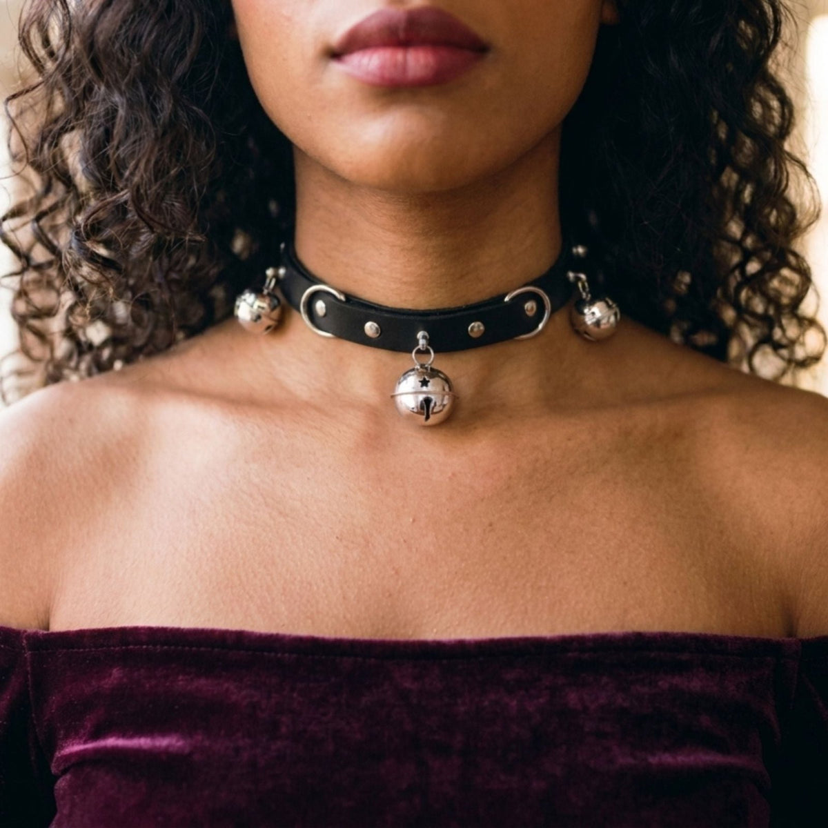 Collier ras de cou gothique pour femme, en simili cuir noir, avec clochettes métallique