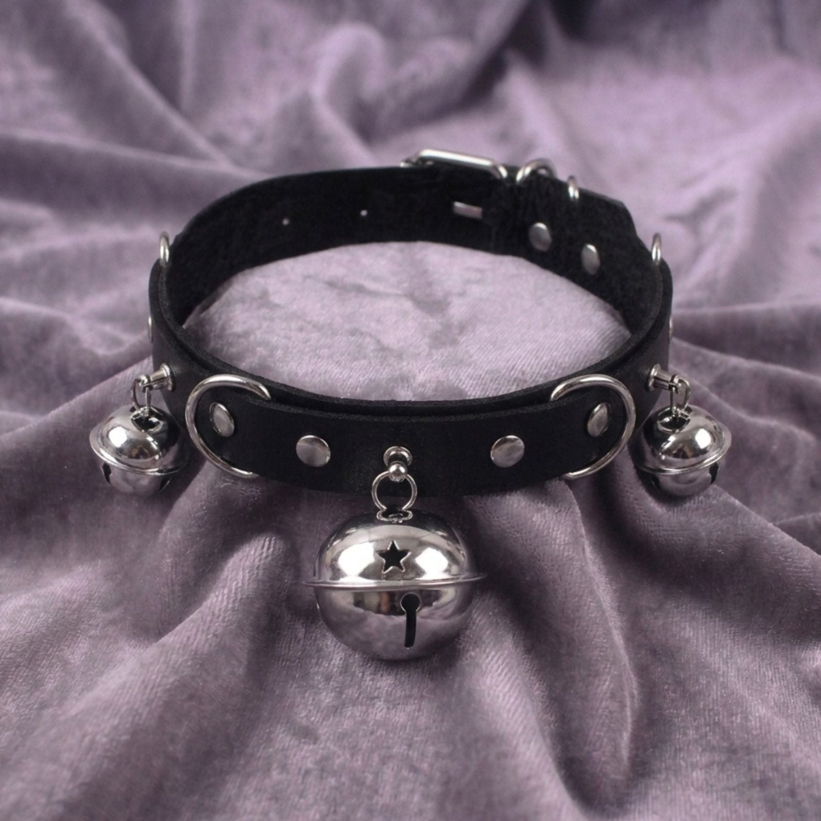 Collier ras de cou gothique pour femme, en simili cuir noir, avec clochettes métallique